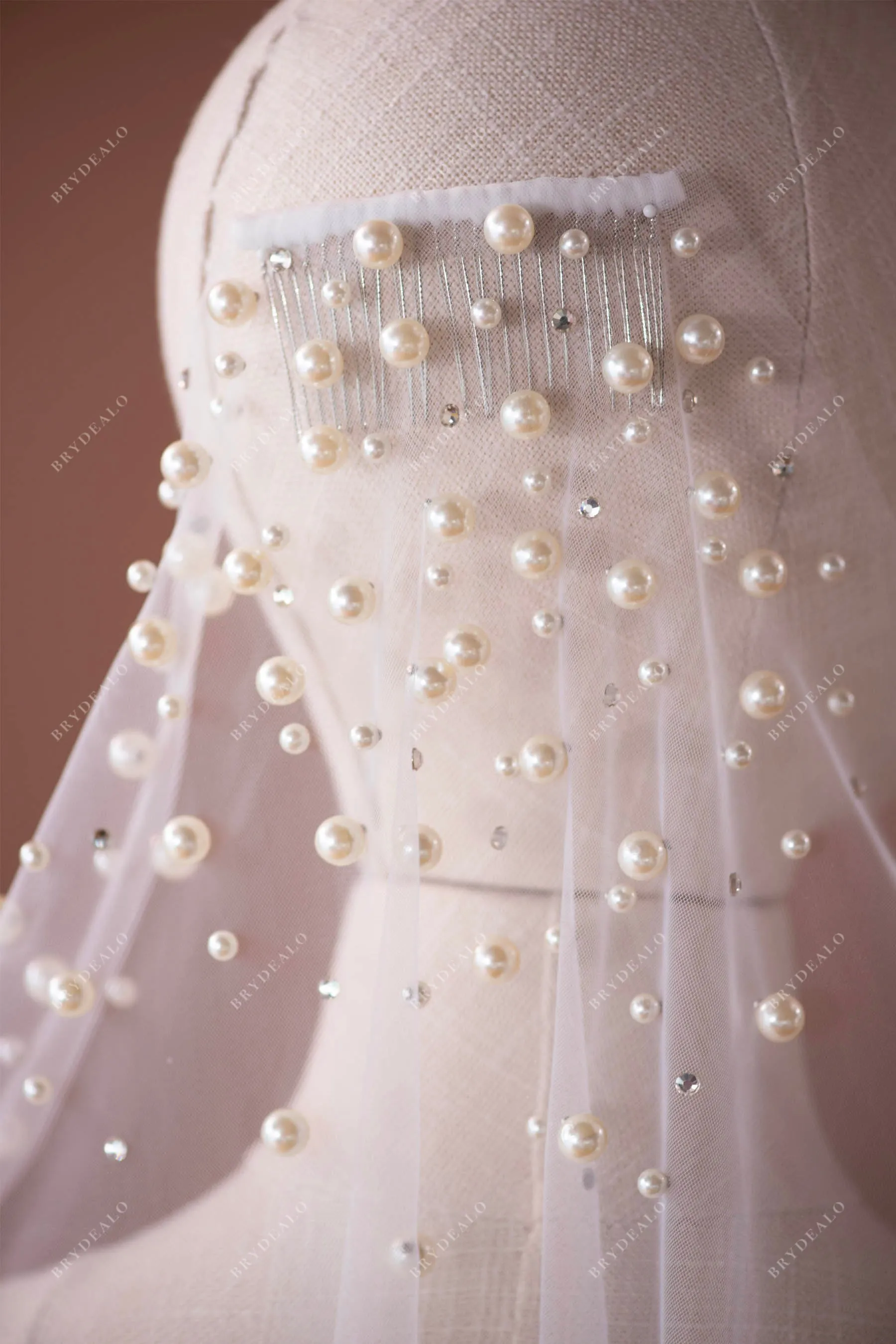 Elegant Different Sized Pearls Fingertip Length Comb Bridal Veil