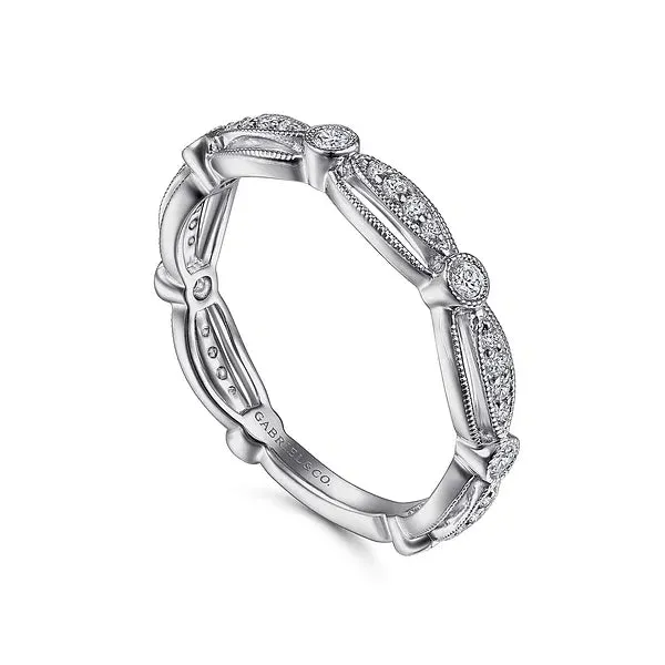 Romantic & Diamond Scalloped Wedding Band