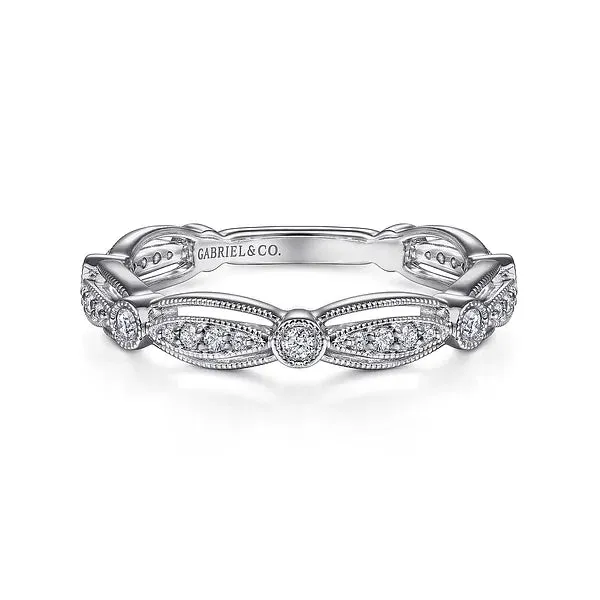 Romantic & Diamond Scalloped Wedding Band